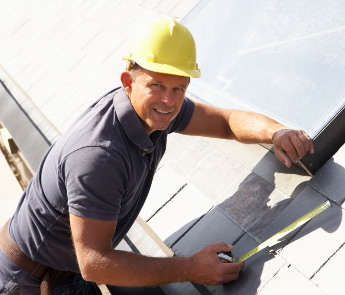 roof contractor working a job in hartford